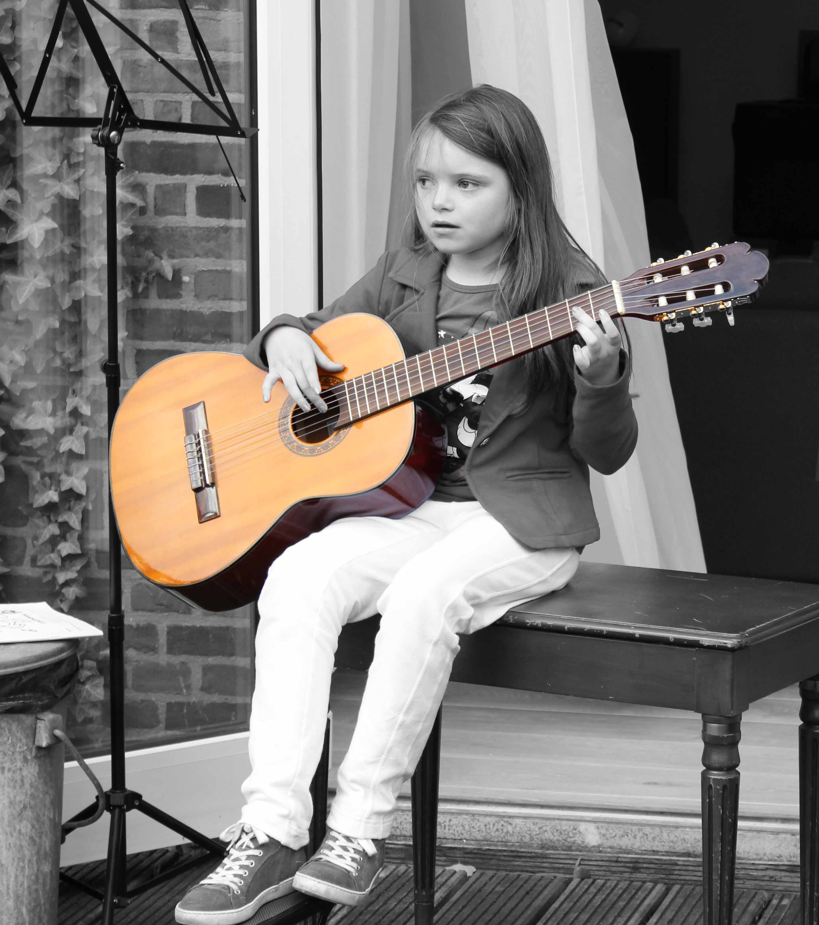 Onze huisgitariste
